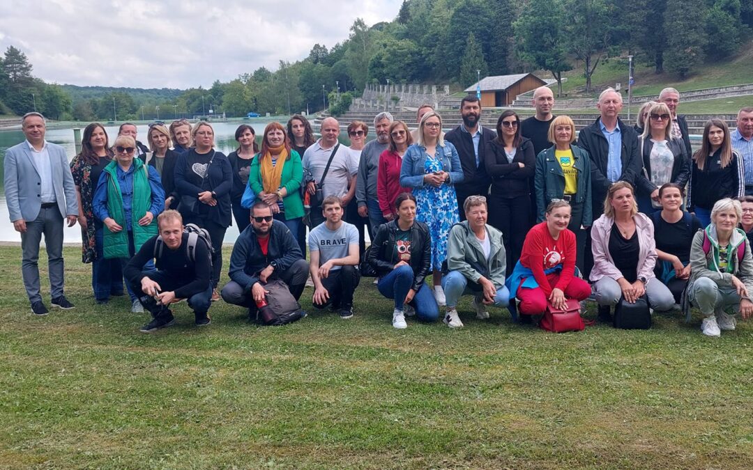 Četrdesetak sudionika iz LAG-a “Moslavina” u društvu LAG-a “Papuk” posjetilo izletište Jezero